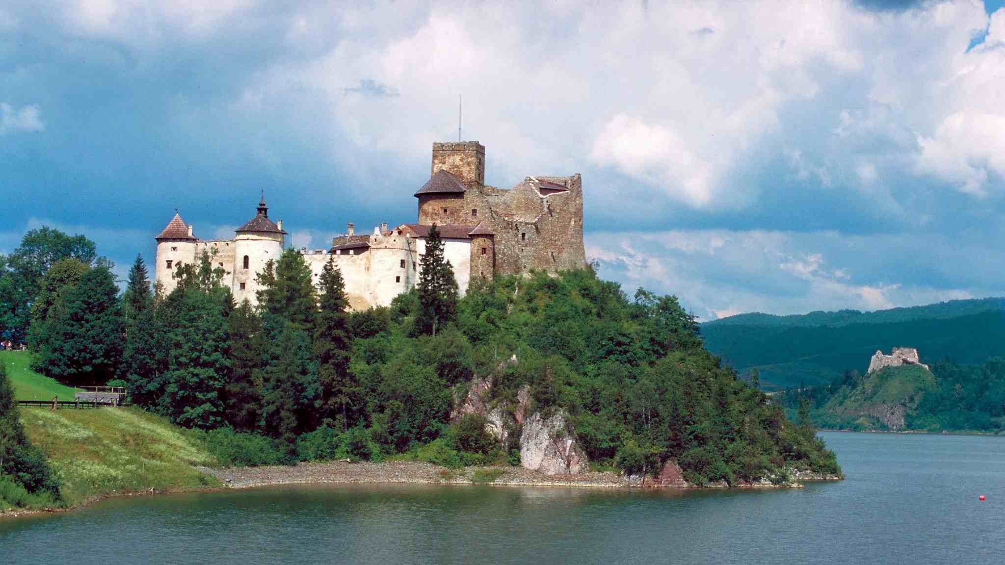 <font color='red'>波兰</font>